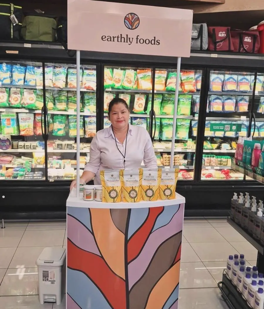 Impulsadora de Retail Brand atendiendo una degustación en supermercado